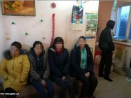 В Одесской области нелегалов-азиатов заставляли шить подделки брендовой одежды