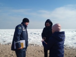 Берег Черноморска покрылся льдом. Спасатели предупреждают об опасности