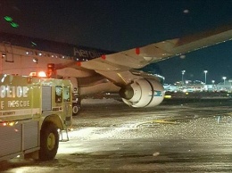 В аэропорту Нью-Йорка на взлетно-посадочной полосе загорелся самолет