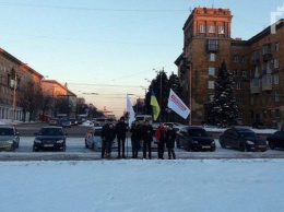 Запорожцы бесплатно подвозили замерзших земляков