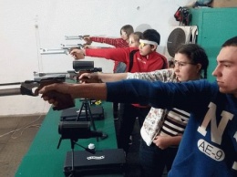 У юных запорожских стрелков появились новые пневматические винтовки и пистолеты