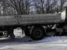 На Днепропетровщине спасатели достали грузовой автомобиль из кювета