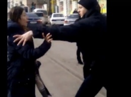 В Одессе полицейские задержали женщину, которая бросалась на людей