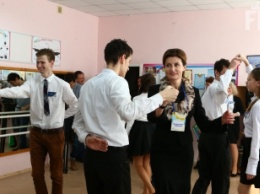 Марина Порошенко станцевала с запорожскими школьниками (фото)