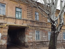 Многодетную мариупольчанку выселяют из ветхого жилья на Слободке (ФОТО, ВИДЕО)
