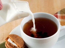 Ученые не рекомендуют смешивать чай с молоком