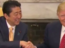 "Чуть не оторвал": в сети посмеялись над реакцией японского премьера на рукопожатие Трампа