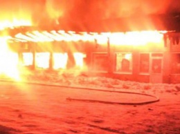 В Запорожской области произошел пожар в торговом комплексе (фото)