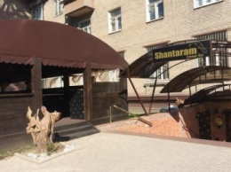 В Запорожье возле музыкальной школы незаконно построили кафе