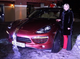 По-богатому: муж Ирины Федишин подарил ей на 30-летие Porsche Cayenne