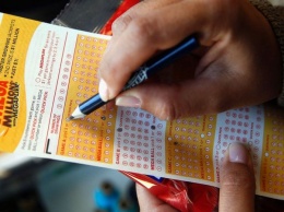 Британка заявила, что выигрыш в лотерее разрушил ее жизнь, и подала в суд
