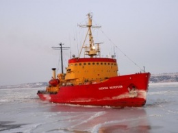 Единственный украинский ледокол провел два каравана судов по Азовскому морю