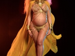 Феерично: беременная Бейонсе в золотом наряде выступила с дочерью на " Грэмми"