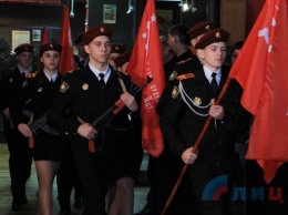 «ЛНР» торжественно раздает Знамена победы школьникам (фотофакт)