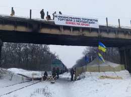 "Страна" узнала сколько зарабатывают торговцы углем на Донбассе по обе стороны фронта