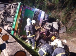 На Тайване перевернулся автобус: 32 погибших