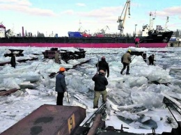 В Херсоне двое суток освобождали судно из ледяной корки