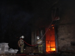 Крымские огнеборцы ликвидировали пожар на строительном складе в Симферополе (ФОТО)