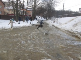 В Виннице началось зимнее наводнение из-за дырявой трубы