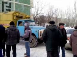 В Запорожье жильцы многоэтажки с вилами уже три часа не дают "Запорожгазу" установить счетчик, - ФОТО