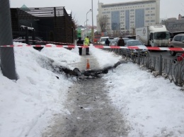 СМИ: На одной из киевских улиц под тротуаром взорвались высоковольтные кабели, есть пострадавший