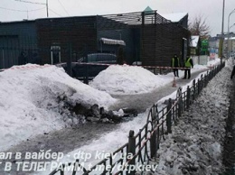 В Киеве под ногами прохожих взорвался асфальт