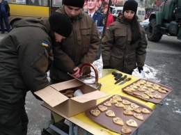 В Днепропетровске в день святого Валентина раздавали печеньки и агитировали вступать в Нацгвардию