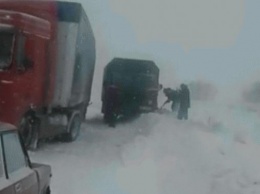 Снежные заметы в Луганской области достигают метровой высоты (фото)