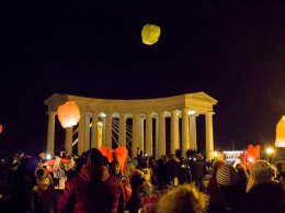 День святого Валентина: одесситы массово запустили небесные фонарики
