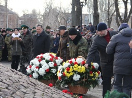 Александр Вилкул вместе с ветеранами-афганцами возложили цветы к памятнику воинам-интернационалистам