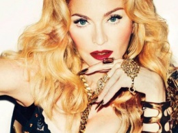Мадонна обнажила грудь на обложке VOGUE