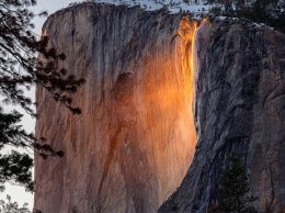 В США водопад превратился в " поток лавы": опубликованы фото уникального явления
