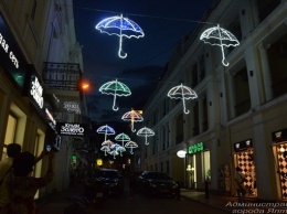 Улицу в Ялте украсили светящимися зонтиками (ФОТО)