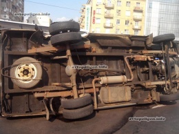 ДТП в Киеве: на площади Победы Honda CRV опрокинула скорую. ФОТО