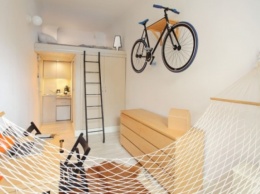 Крошечная квартира на 13-ти квадратных метрах, где есть даже гамак, а стену украшает велосипед