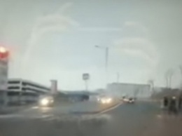 Наезд неопытной автоледи на пешеходов во Владивостоке попал на видео
