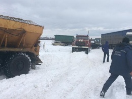 Снежный коллапс: в Харьковской области на трассе застряли около 90 машин