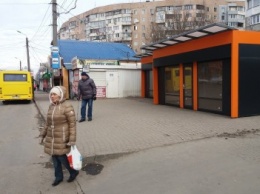 В Одессе бизнесмены захватили троллейбусную остановку (ФОТО)