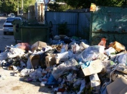 В Симферополе работники внаглую заваливают строительным мусором городские контейнеры (ФОТО)