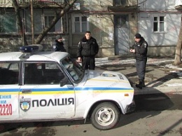 В Бердянске спасатели и полицейские помогли соцработникам попасть в квартиру к старушке