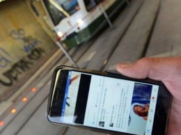 В Нидерландах установили светофоры Plus Lightlines для зависимых от смартфонов