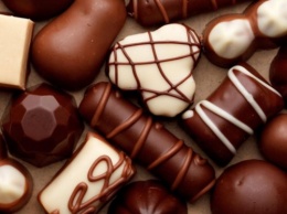 Ученые выяснили, что от употребления жевательных резинок и шоколада страдает кишечник человека