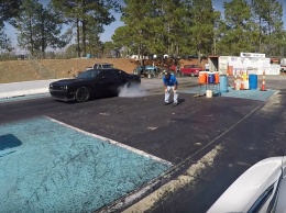 Видео: Dodge Challenger Hellcat против Tesla Model S P100D на дрэге