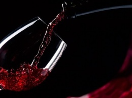Диетологи рассказали о пользе и вреде красного вина