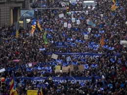 В Барселоне десятки тысяч человек прошли маршем в поддержку мигрантов