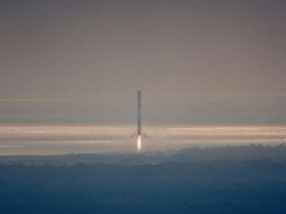 Space X провела успешное приземление ступени ракеты Falcon 9: впечатляющие фото и видео