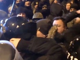 В Киеве произошли столкновения между участниками блокады Донбасса и полицией (ВИДЕО)