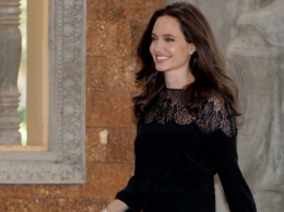Анджелина Джоли с детьми представила новый фильм в Камбодже