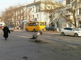 В центре Севастополя рухнули столбы (ФОТОФАКТ)