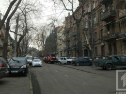 В центре Одессы мужчина пытался выброситься из окна 4 этажа (ФОТО)